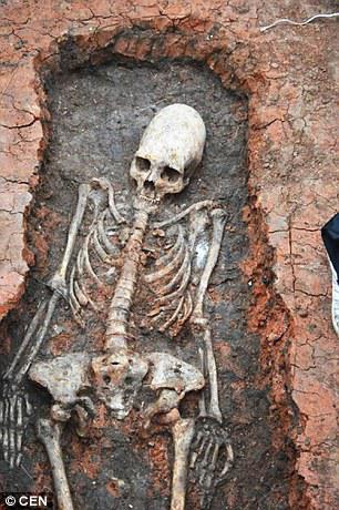 俄罗斯巨巨石阵发现的骸骨.jpg