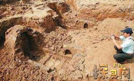 千年女尸复活走出古墓